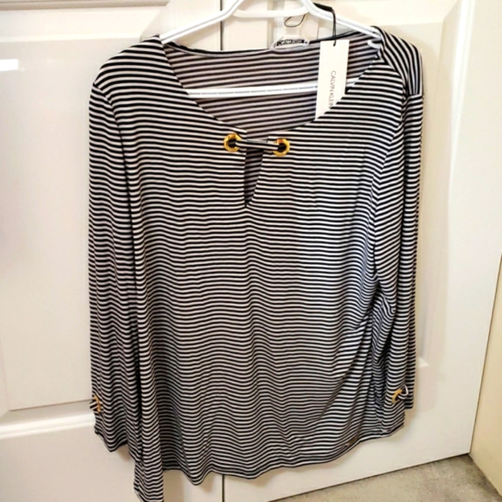 Horizontal striped nautical look top.